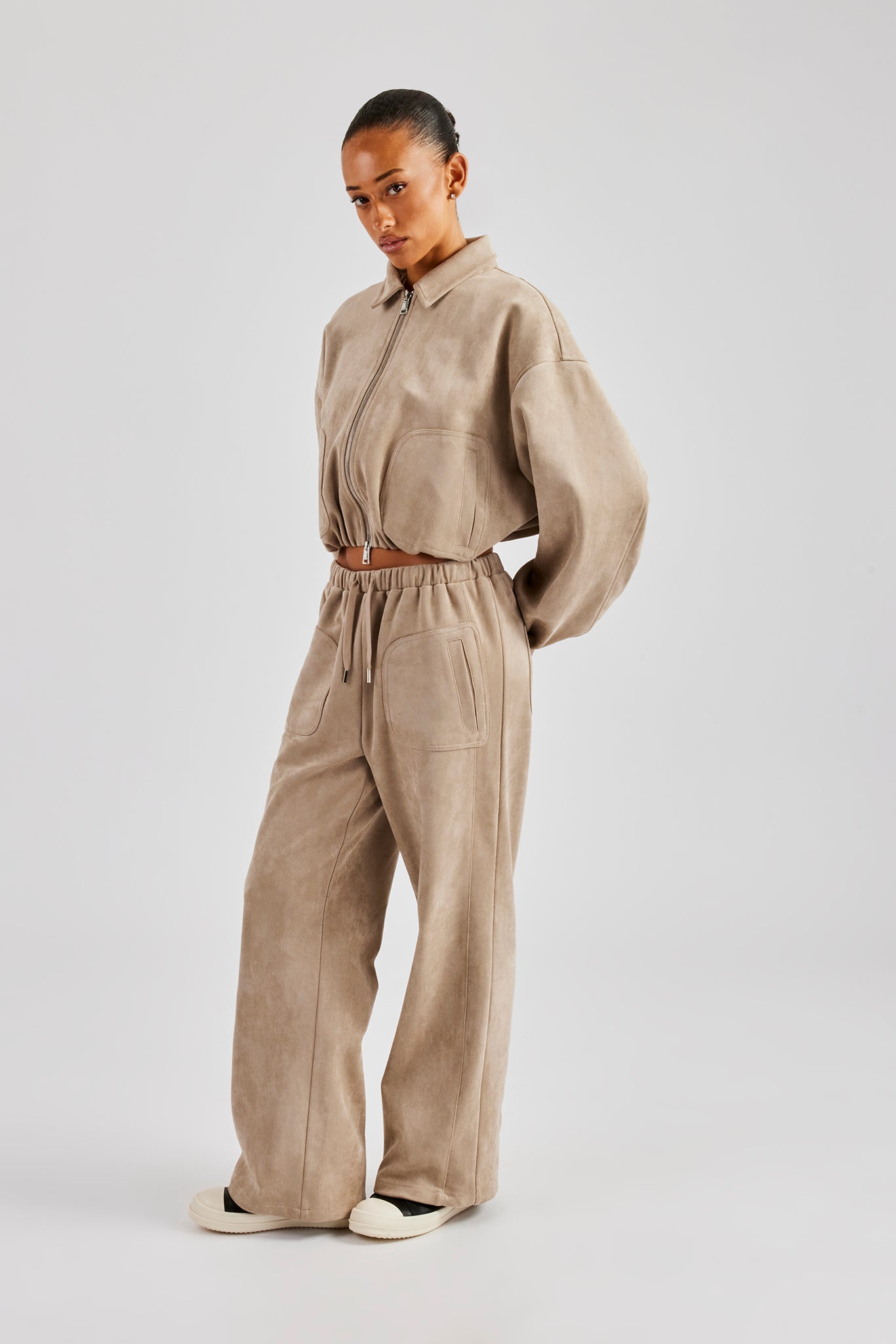Bomberjacke aus Wildleder mit Kragen und Hose mit weitem Bein - Beige